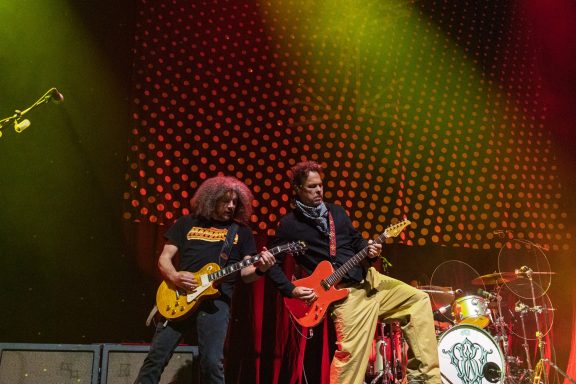 Big Wreck - Centre Videotron Two musicians perform on stage, one with a guitar and the other on a keyboard, under colorful lights.